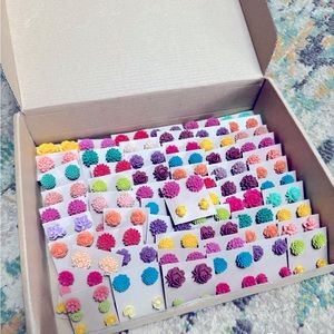 Flower stud earrings